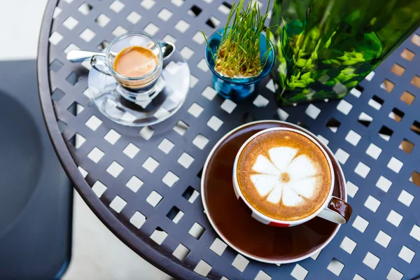 Coffee cup on table in cafe — Stock Photo, Image