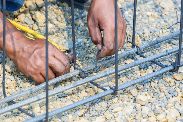Tekniker bunt tråd stål stång för byggjobb — Stockfoto