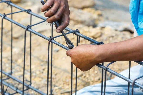 Technicus bundel draad stalen staaf voor de bouw baan — Stockfoto