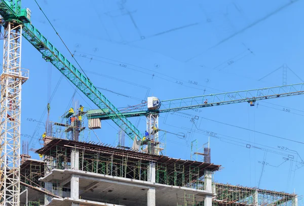 Byggarbetsplats med arbetstagare på blå himmel — Stockfoto