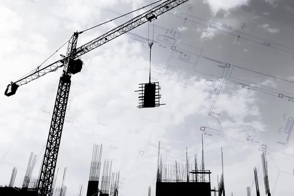 Crane arbetar på byggarbetsplatsen — Stockfoto