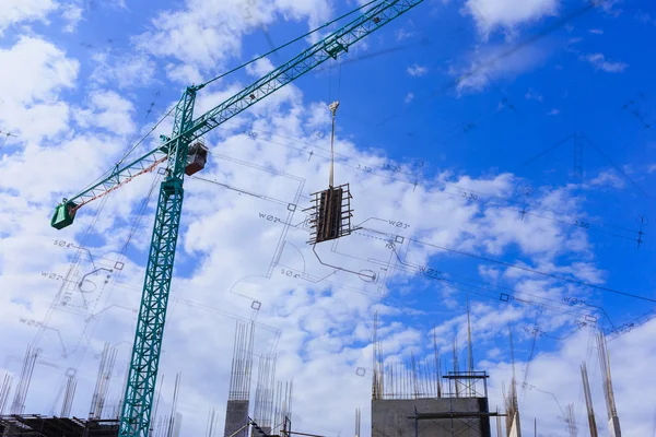 Kran arbeitet auf Baustelle — Stockfoto