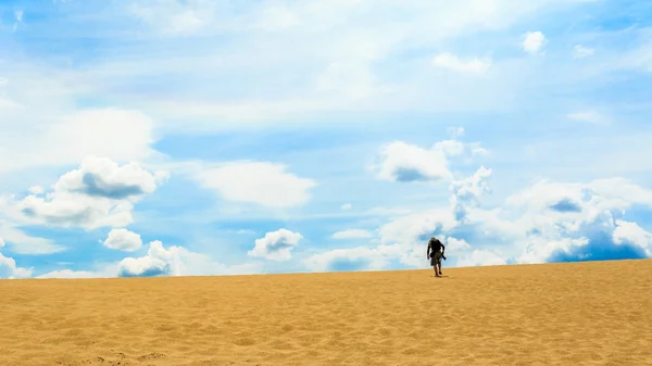 Un uomo che cammina sul deserto di sabbia — Foto Stock