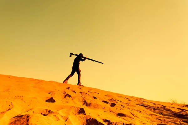 Un uomo che cammina sul deserto di sabbia — Foto Stock
