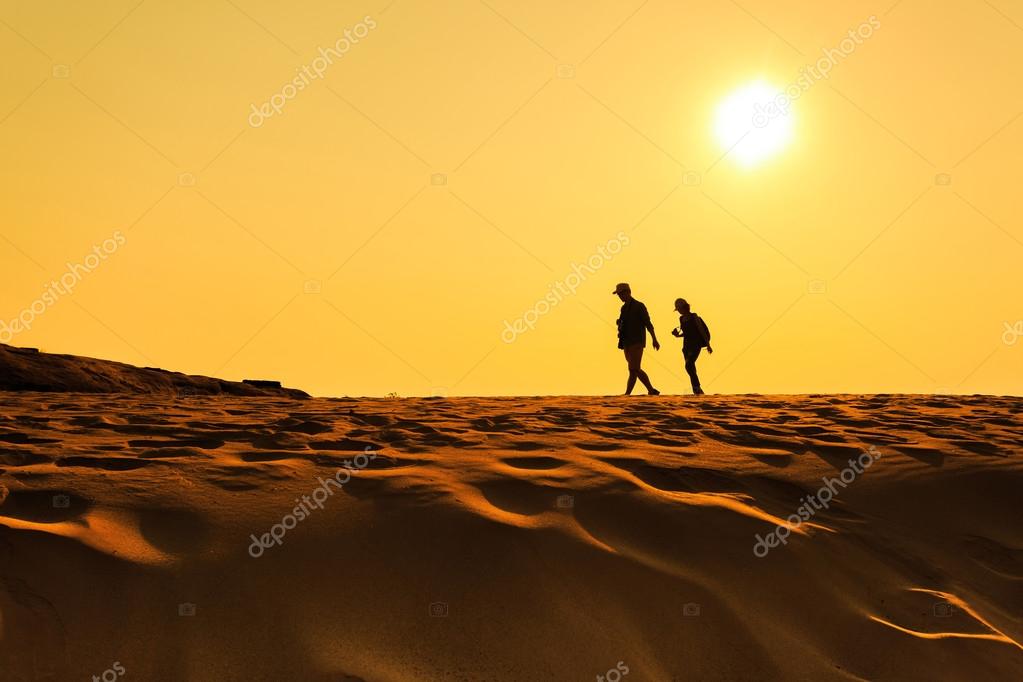 пустыня вахиба оман. человек в пустыне. человек в пустыне. араб в пустыне. девушка с парнем в пустыне.