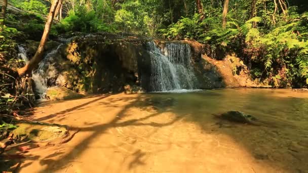 Wunderschöner Wasserfall in Thailand — Stockvideo
