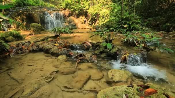 magnifique cascade en Thaïlande 
