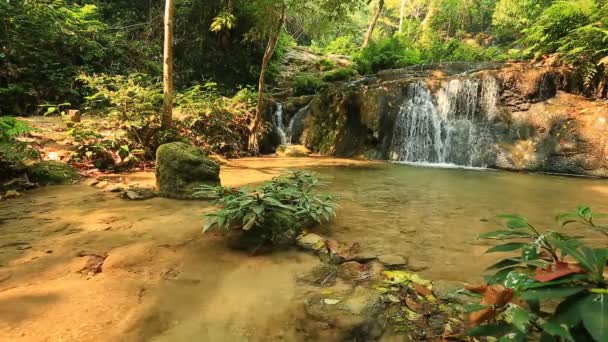 Cascadă minunată în Thailanda — Videoclip de stoc