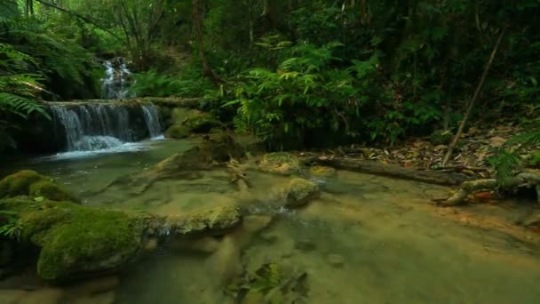 magnifique cascade en Thaïlande 