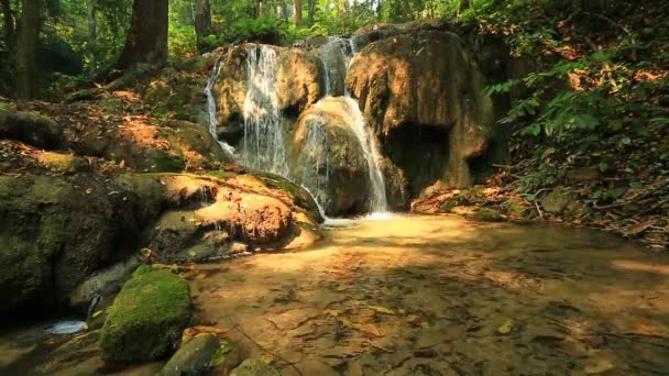 Wunderschöner Wasserfall in Thailand — Stockvideo