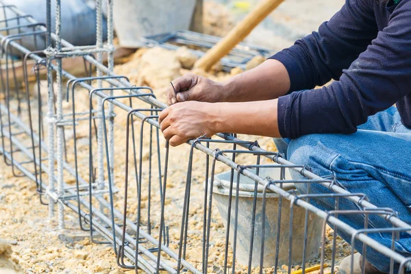 Technicus bundel draad stalen staaf voor de bouw baan — Stockfoto