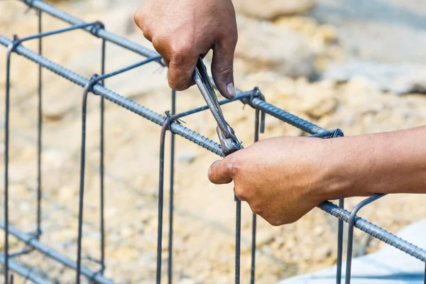 Technician bundle wire steel rod for construction job — Stock Photo, Image