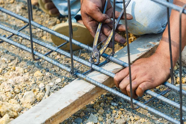 Technicien faisceau fil machine d'acier pour le travail de construction — Photo