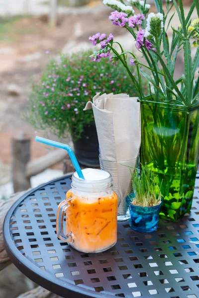 Ледяной чай латте на столе в кафе — стоковое фото