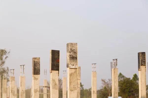 Pijler cement met stalen staaf in bouwplaats — Stockfoto