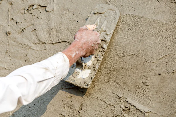 Gipszkarton beton munkás a Wall Of House Construction — Stock Fotó