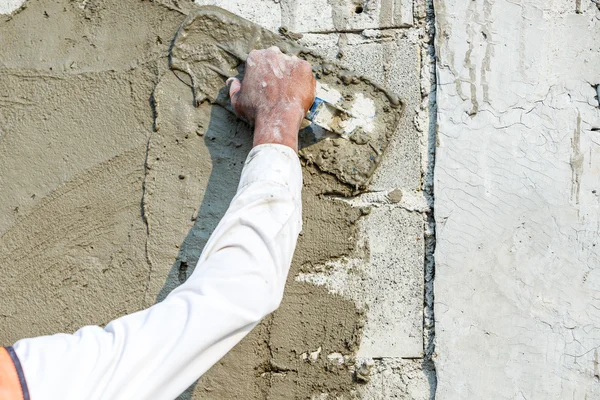 Empleador de hormigón yesero en la pared de la construcción de la casa —  Fotos de Stock