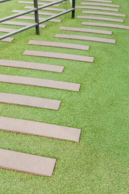 merdiven suni çim ile ahşap 