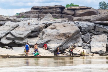 Yerel balıkçı khong Nehri'nde balık yakalamak