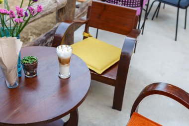 Karamelli kapuçino kahve cam