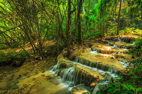 Wunderschöner Wasserfall in Thailand — Stockfoto