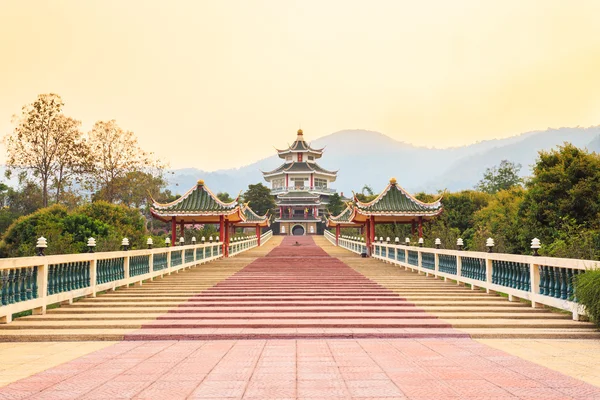 Templo chino en la puesta del sol — Foto de Stock