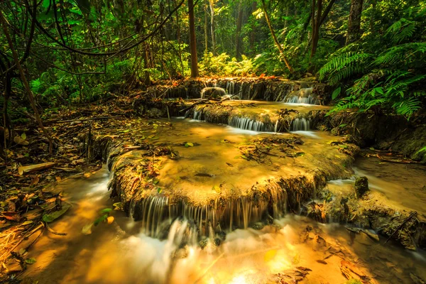 Maravillosa cascada en Tailandia — Foto de Stock