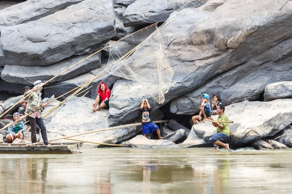Nelayan lokal menangkap ikan di sungai khong. — Stok Foto