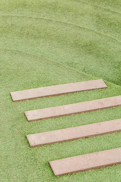 Scala erba artificiale con legno — Foto Stock