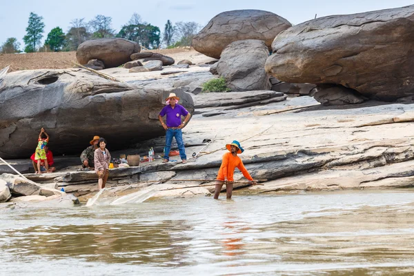 Einheimische Fischer fangen Fische im Khong Fluss — Stockfoto