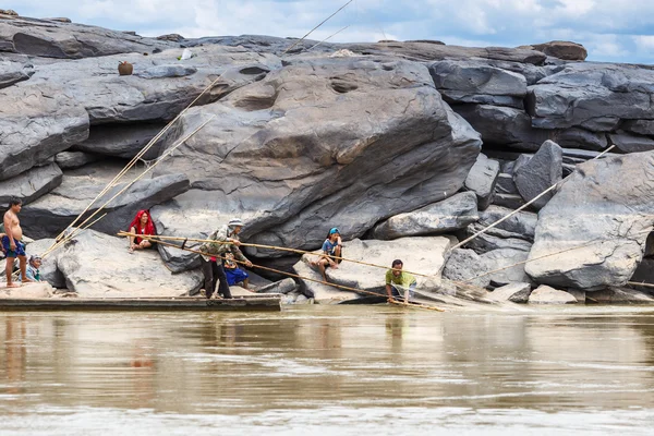 Local fisherman catch fish in khong river — Stock Photo, Image