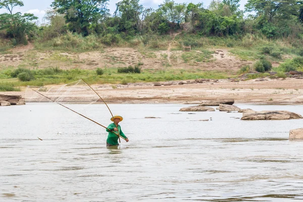 Local fisherman catch fish in khong river — Stock Photo, Image