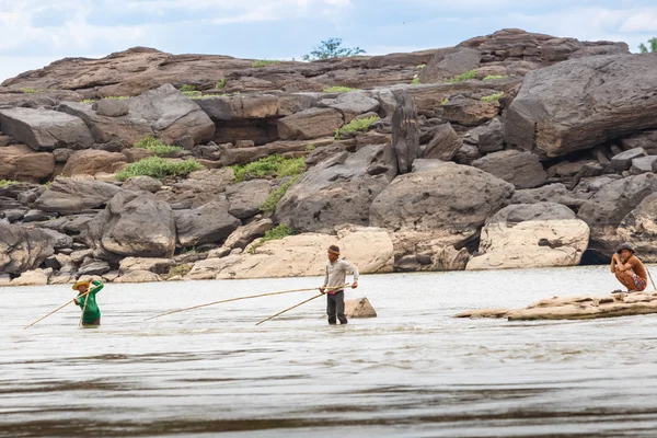 Pescatore locale pescare pesce nel fiume khong — Foto Stock