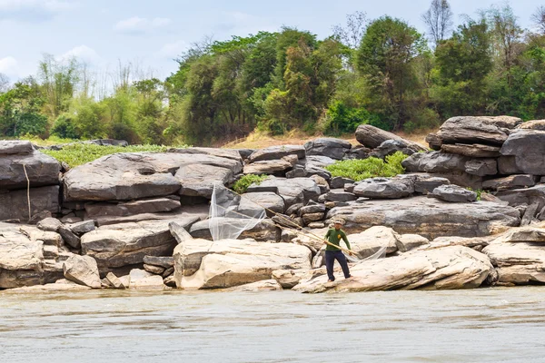 Místní rybář loví ryby v řece khong — Stock fotografie
