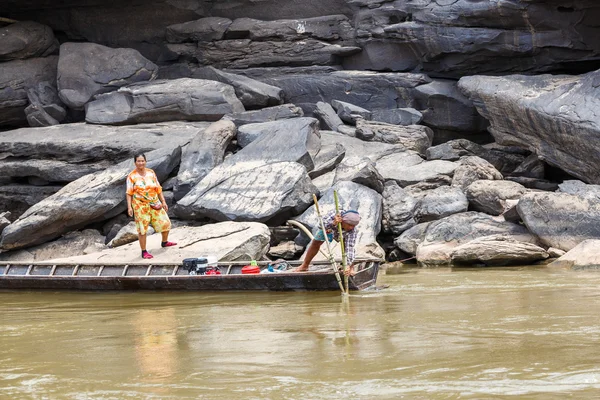 Pescatore locale pescare pesce nel fiume khong — Foto Stock