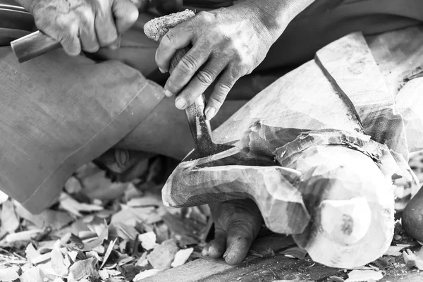 Mano de tallar madera — Foto de Stock