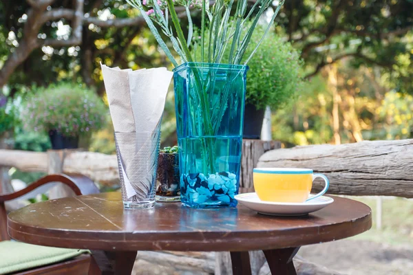 Taza de café en la mesa en la cafetería — Foto de Stock