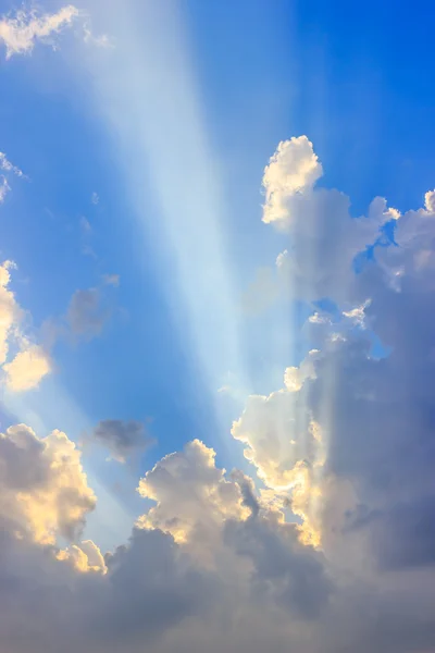 Luz solar con nubes en el cielo azul — Foto de Stock