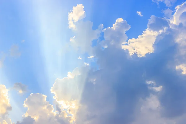 Luce del sole con nuvole sul cielo blu — Foto Stock