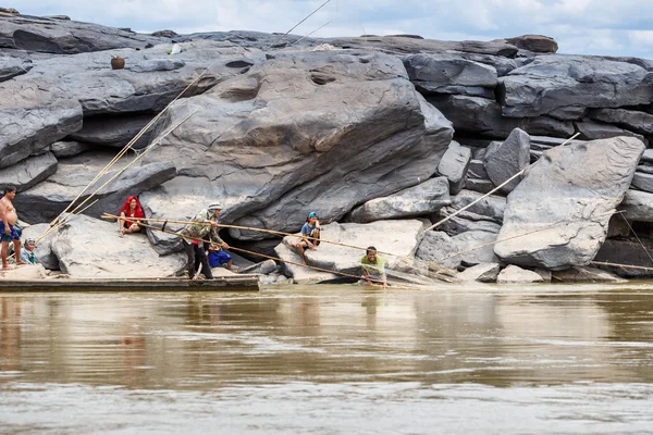 Local fishermen catch fish in khong river — Stock Photo, Image