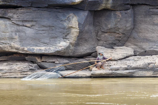 Pescatore locale che cattura pesce nel fiume khong — Foto Stock