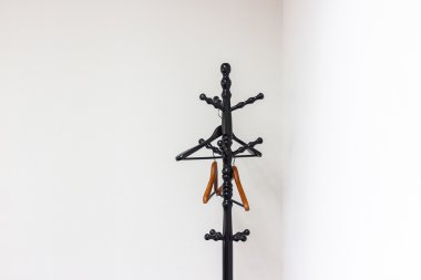 Beyaz Oda giysilerle askı