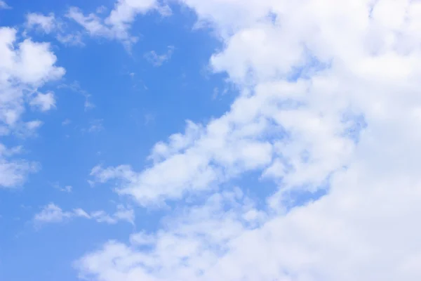 Nubes en el cielo azul —  Fotos de Stock