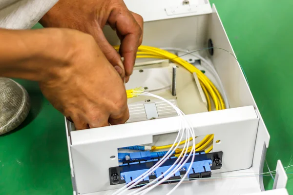 Fiber optic kabel installera — Stockfoto