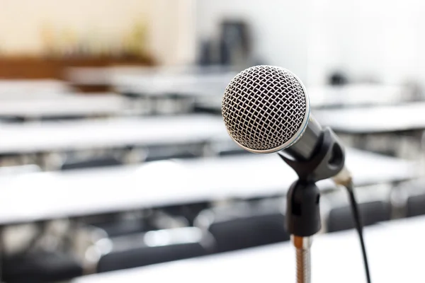 Microfono in sala riunioni o conferenze — Foto Stock