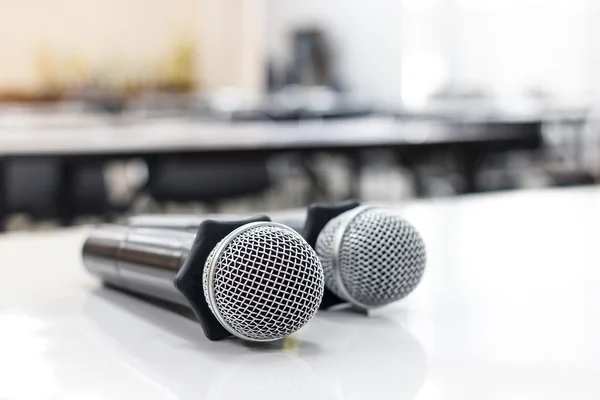 Micrófono en la sala de reuniones o conferencias — Foto de Stock