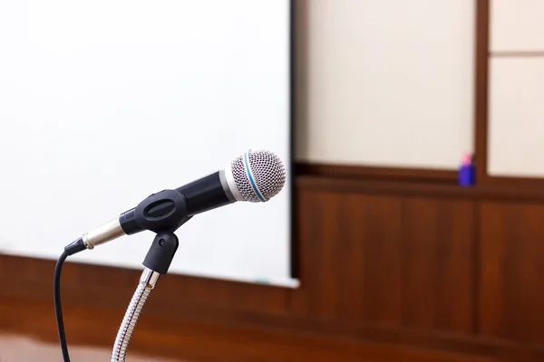 Microfono in sala riunioni o conferenze — Foto Stock