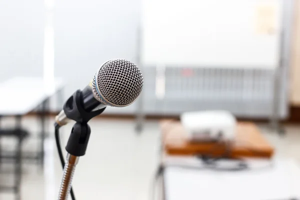 Toplantı veya konferans odasında mikrofon — Stok fotoğraf