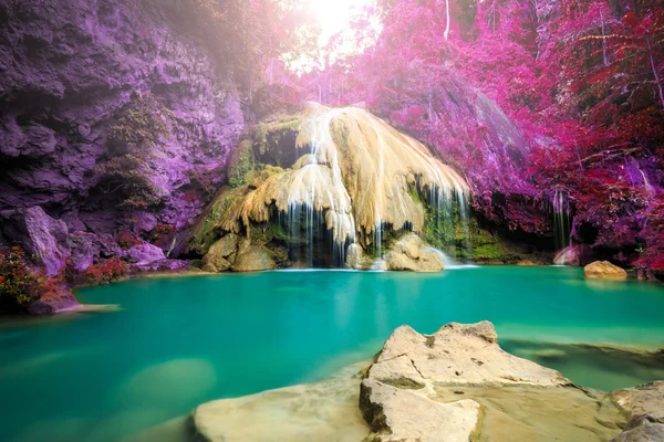 Prachtige waterval met kleurrijke boom in thailand — Stockfoto