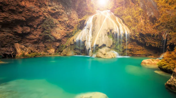 Prachtige waterval met kleurrijke boom in thailand — Stockfoto